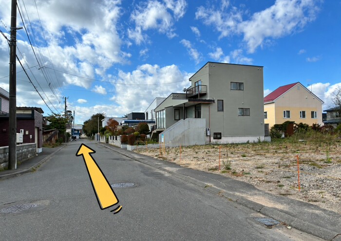桜木町3丁目の現地前から小学校方面へ向かう道