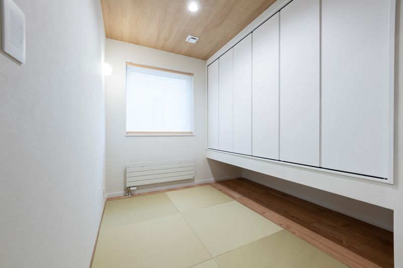 畳敷きの続き間。壁面に吊り戸棚の収納がある（住研ハウスの施工事例）