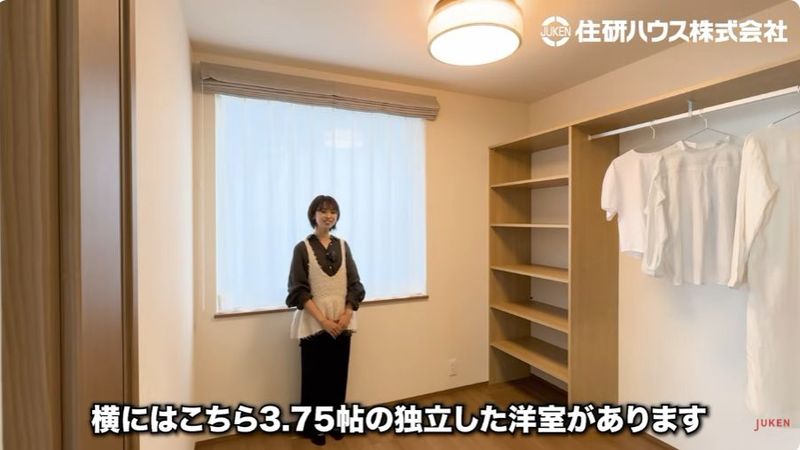 LDKの横にある3.75帖の独立した洋室。収納棚とハンガーパイプつき